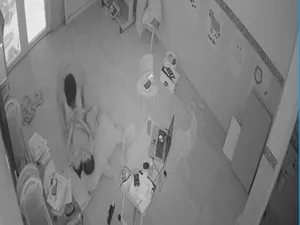 Đắm chìm trong đam mê…. Lộ clip làm tình cùng bạn gái tại phòng khách