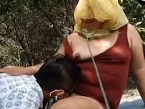 Đắm chìm trong đam mê…. Cặp vợ chồng dâm quay clip sex trong rừng