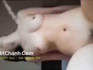Cực phẩm… Em gái rên sướng lên đỉnh trong tư thế “cưỡi ngữa”